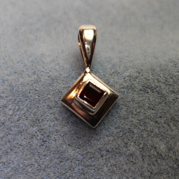 Garnet and silver pendant - Picture 9 of 11